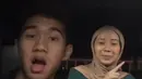 Pasangan ini juga terlihat kompak menari di beberapa video joget velocity yang diunggah bersama. Mereka saling menandai akun satu sama lain. Nadine sendiri punya akun Tiktok @dyfteyrry. Selain dikenal sebagai wanita berhijab, Nadine juga sering berbagi tips makup kecantikan di Tiktoknya. (Liputan6.com/Tiktok/@aymansbarubangun)