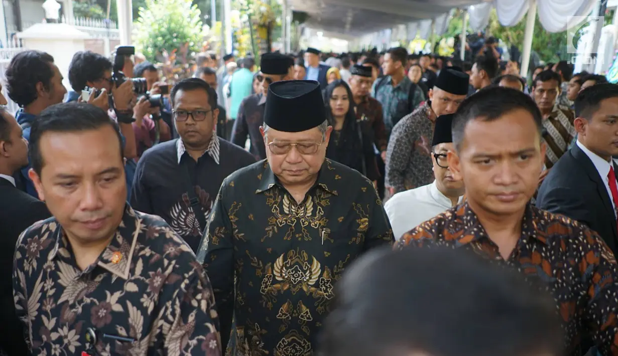 Presiden ke-6 RI Susilo Bambang Yudhoyono tiba di rumah duka Presiden ke-3 RI BJ Habibie di Kuningan, Jakarta, Kamis (12/9/2019). Kedatangan SBY yang didampingi kedua anaknya, AHY dan Ibas, serta menantunya Annisa Pohan, untuk menyampaikan belasungkawa. (Liputan6.com/Immanuel Antonius)