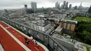 Sejumlah pekerja berlari santai ketika peresmian trek joging di atap gedung White Collar Factory, London, Selasa (5/9). Lintasan lari yang berada di puncak gedung berlantai 16 ini disebut-sebut sebagai trek lari tertinggi di London. (AP Photo/Matt Dunham)
