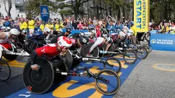 Para atlet dari berbagai negara bersiap di garis start untuk mengikuti kejuaraan balap kursi roda kategori pria dalam ajang Boston Marathon ke-121 di Boston, Senin (17/4). (AP Photo/Mary Schwalm)