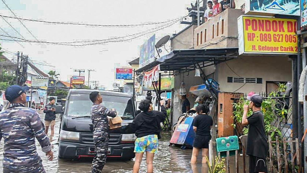 FOTO: TNI AL Bantu Warga Terdampak Banjir Bandang di Denpasar