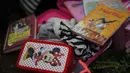 Buku dan beberapa barang lainnya milik penumpang Malaysia Airlines MH17 yang ditembak jatuh di wilayah Donetsk, Ukraina, Jumat (18/7/14). (REUTERS/Maxim Zmeyev)