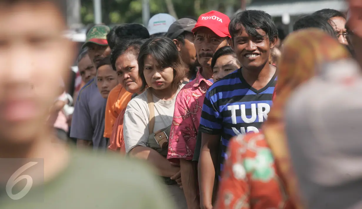 Sejumlah warga antre ketika pembagian sembako oleh Presiden Joko Widodo atau Jokowi di halaman Gedung Graha Saba, Solo, Jawa Tengah, Jumat (8/7). Keluarga Jokowi membagikan 2.200 paket sembako kepada warga Solo. (Liputan6.com/Boy Harjanto)