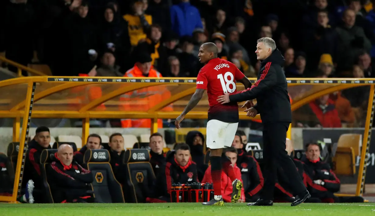 Pelatih Manchester United Ole Gunnar Solskjaer menenangkan Ashley Young usai diusir oleh wasit dari lapangan pertandingan melawan Wolverhampton Wanderers pada laga pekan ke-33 Liga Inggris di Stadion Molineux, Wolverhampton, Inggris, Selasa (2/4). (Reuters/Andrew Boyers)