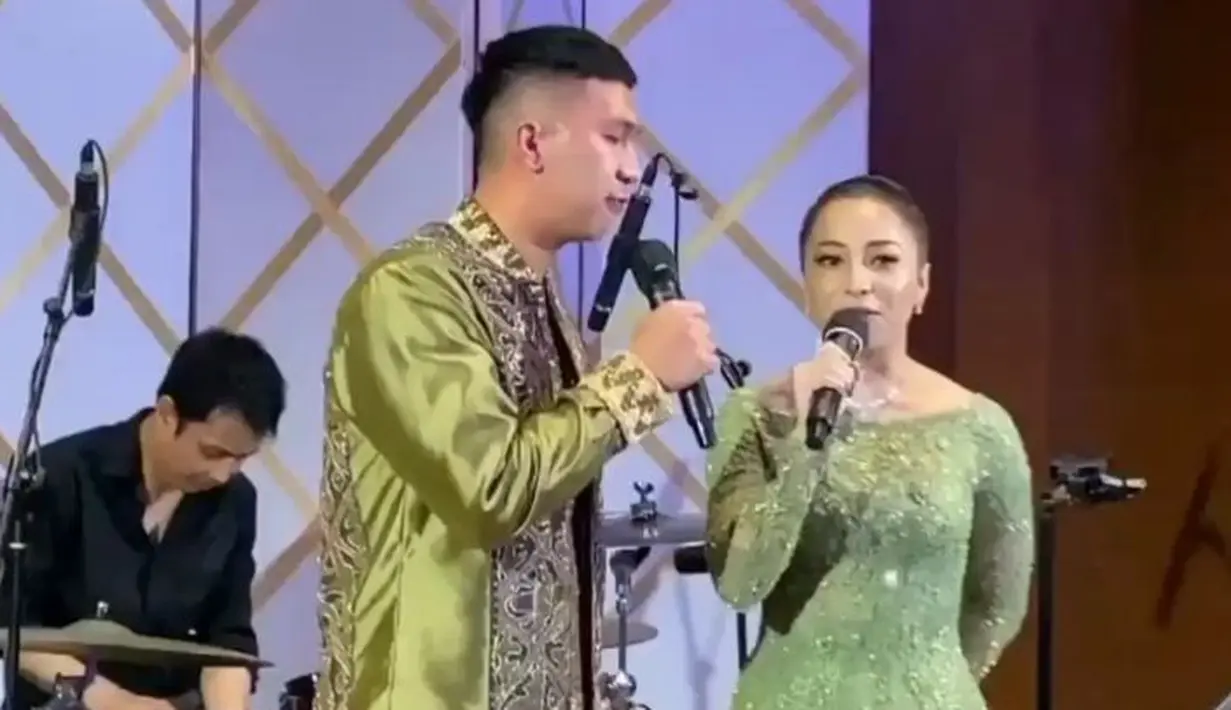 Dalam acara yang berbahagia itu, seperti melansir dari Kapanlagi.com, Niki dan Indra saling melempar pujian. Keduanya menyatakan alasannya menerima satu sama lain untuk menjadi teman hidup. (Instagram/iam.nikilovers)