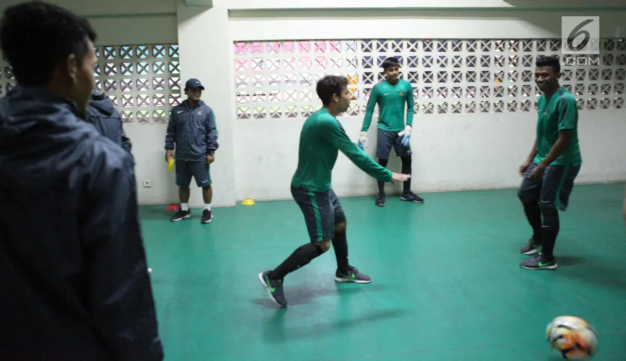 Pemain Timnas Indonesia U-19  melakukan latihan ringan jelang laga persahabatan melawan Kamboja di Stadion Patriot Candrabhaga, Bekasi, Selasa (3/10). Timnas Indonesia U-19 batal menggelar uji lapangan karena hujan deras. (Istimewa)