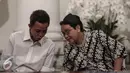 Menlu Retno Marsudi berbincang dengan salah satu WNI yang sempat disandera kelompok Abu Sayyaf di Kementerian Luar Negeri, Jakarta, Senin (2/5). Kedatangan 10 WNI Sandera Abu Sayyaf untuk diserahterimakan kepada Keluarga. (Liputan6.com/Faizal Fanani)