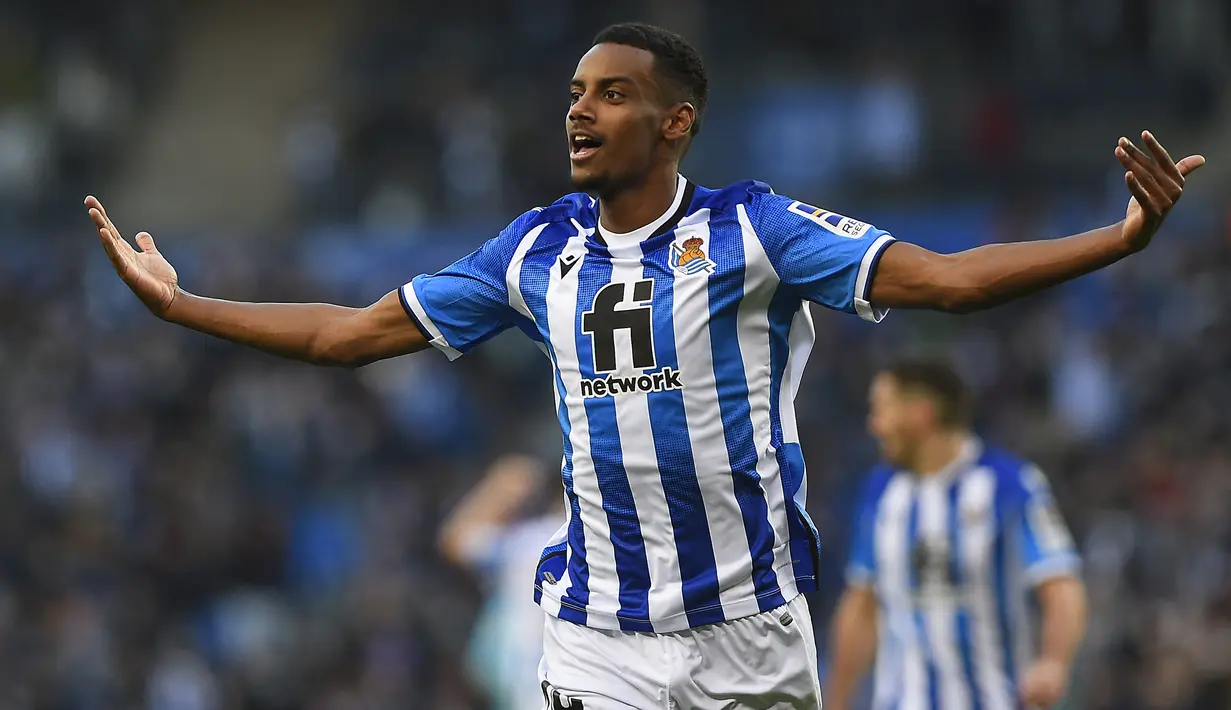 Alexander Isak. Striker berusia 22 tahun ini sejak awal musim 2019/2020 telah memperkuat Real Sociedad di Liga Spanyol usai didatangkan dari Borussia Dortmund dengan nilai transfer 15 juta euro dan terikat kontrak hingga Juni 2026. Selama 3 musim berseragam Real Sociedad, ia total telah tampil dalam 128 laga di semua ajang dengan torehan 43 gol dan 8 assist. (AFP/Ander Gillenea)