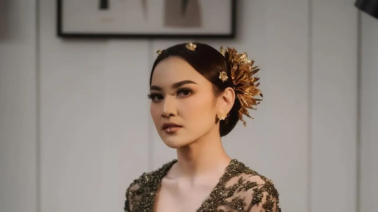 7 Pesona Ayu Khas Perempuan Bali dari Mahalini Raharja dalam Balutan Kebaya dan Kain Wastra