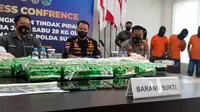 Narkoba 29 kg yang dikemas dalam 29 paket bersama para pelalu ditunjukkan dalam konferensi pers di Mapolda Sulteng, Selasa (28/12/2021). (Foto: Heri Susanto/ Liputan6.com).