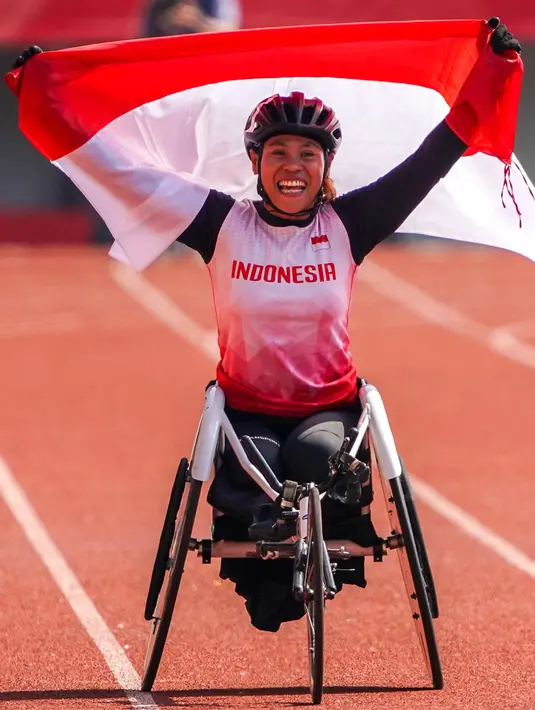 <p>Atlet balap kursi roda Maria Goreti melakukan selebrasi usai memenangi final balap kursi roda 400 meter putri 11th ASEAN Para Games 2022 di Stadion Manahan, Solo, Jawa Tengah, Kamis (4/8/2022). Maria Goreti meraih medali emas pada final tersebut. (INASPOC/Feri Setiawan)</p>