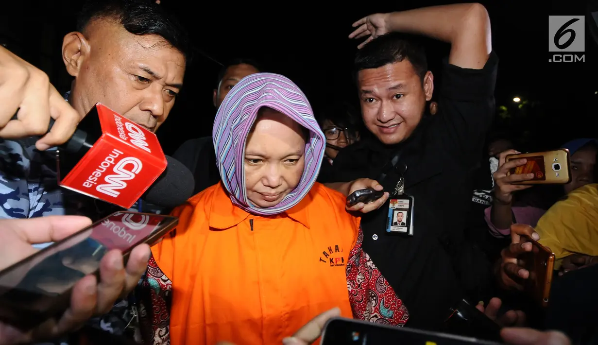 Plt Kadis Kesehatan Kabupaten Jombang, Inna Silestyowati usai diperiksa di Gedung KPK, Jakarta, Minggu (4/2). Inna menjadi tersangka suap perizinan pengurusan jabatan di Pemkab Jombang. (Liputan6.com/Helmi Fithriansyah)