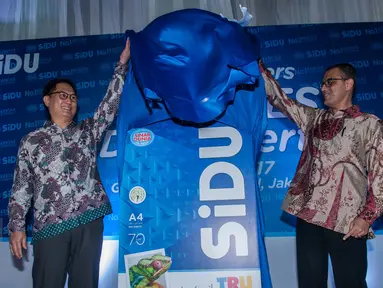  SiDU Consumer Domestic Business Head Martin Jimi dan Asia Pulp and Paper Consumer Business Unit Head Sovan K Ganguly memperkenalkan inovasi terbaru kertas SiDU di Gedung Arsip Nasional, Jakarta, Selasa (21/3). (Liputan6.com/Gempur M Surya)
