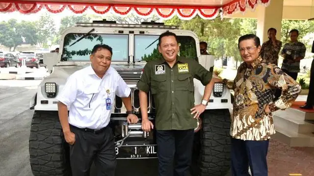 Aksi Ketua MPR Jajal Senjata Buatan Pindad dan Kendaraan MAUNG