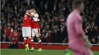 Striker Arsenal, Alexis Sanchez (kanan) saat merayakan gol ke gawang Lincoln pada pertandingan perempat final Piala FA, di Stadion Emirates, Sabtu (11/3/2017). (AFP/Ian Kington). 