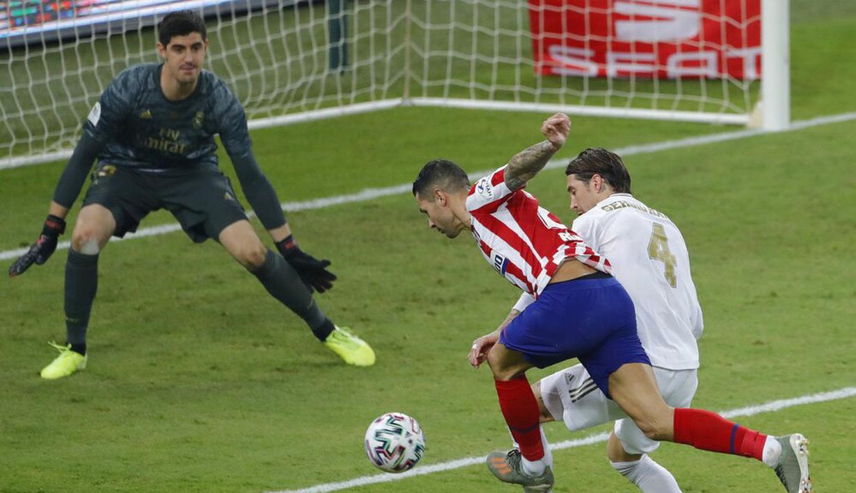 Bek Real Madrid, Sergio Ramos, mengawal pemain Atletico Madrid, Vitolo, pada laga Piala Super Spanyol di King Abdulla Sports City, Jeddah, Senin (13/1/2020). Real Madrid menang adu penalti 4-1 atas Atletico Madrid. (AP/Amr Nabil)