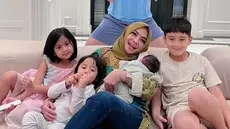 Beginilah potret kehangatan cucu Rieta Amilia saat membersamai Lily. Adik baru Rafathar dan Rayyanza ini jadi sepupu baru Ansaira Maisadipta dan Aruni Damina Tamin. (Liputan6.com/IG/@rieta_amilia)