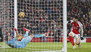 Kiper Aston Villa Emiliano Martinez, kiri, gagal menyelamatkan bola masuk ke gawangnya setelah pemain Arsenal Gabriel Martinelli, kanan, memanfaatkan umpan Leandro Trossard dalam lanjutan Liga Inggris 2024/2025 di Stadion Emirates di London, Minggu, 18 Januari 2025 dini hari WIB. (AP Foto/ Dave Shopland)