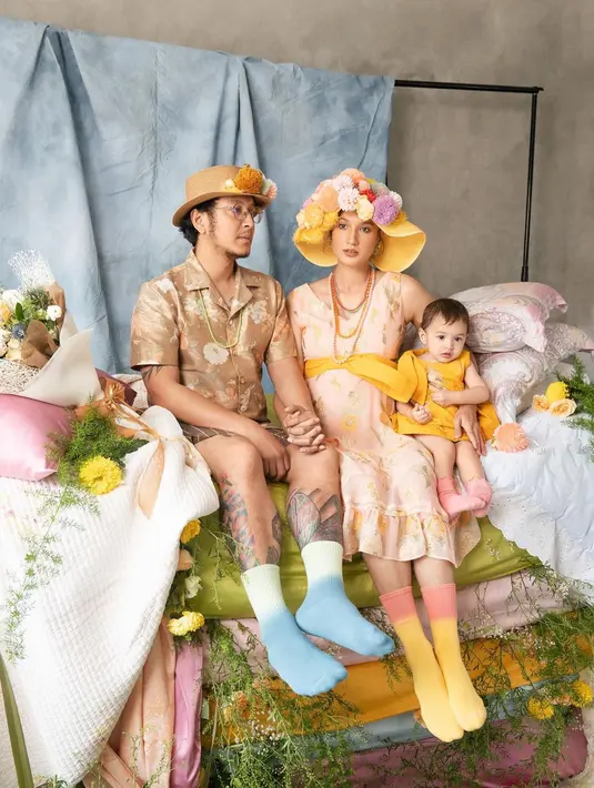 Itulah beberapa hasil  maternity shoot Nadine Chandrawinata di kehamilan keduanya. Konsep yang berbeda dari yang lain dan banyak dipuji keren. [Instagram/nadinelist]