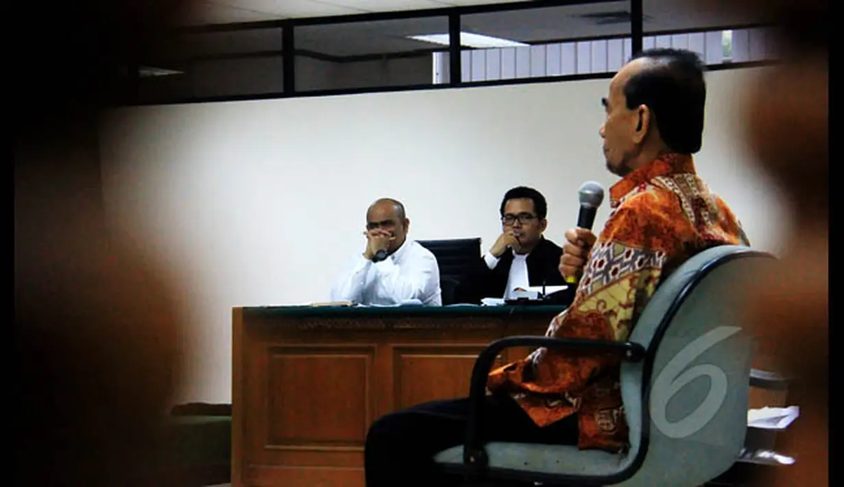 Gubernur Riau nonaktif Annas Maamun bersaksi di Pengadilan Tipikor, Jakarta, Senin (19/1/2015). Annas Maamun bersaksi terkait dugaan suap alih fungsi hutan Riau dengan terdakwa Gulat Manurung. (Liputan6.com/Faisal R Syam)