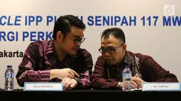 Direktur PT KEP Renzi Renditya (kiri), dan Direktur PT KEP M Fathoni saat konferensi pers di Jakarta, Senin (9/10). Dalam keterangan pers tersebut menuturkan financial close proyek Combined Cycle IPP PLTGU Senipah 117 MW. (Liputan6.com/Angga Yuniar)
