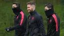 Pemain Arsenal, Sead Kolasinac (kiri), Shkodran Mustafi (tengah) dan Mesut Ozil bersiap mengikuti latihan di London Colney, Inggris (2/5). Pada leg pertama Atletico Madrid bermain imbang 1-1 atas Arsenal di Emirates Stadium. (AFP Photo/Dennis Adrian)