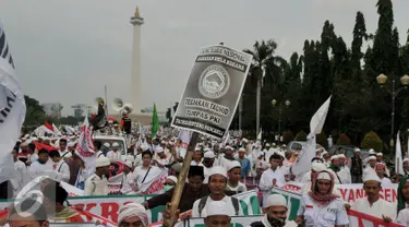 Sejumlah ormas Islam melakukan unjuk rasa di depan Istana Merdeka, Jakarta, Jumat (3/6). Mereka menuntut Presiden Jokowi untuk menolak keberadaan PKI dan Liberalisme. (Liputan6.com/Johan Tallo)