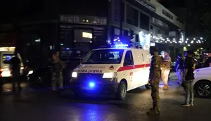 Ambulans yang membawa korban luka akibat ledakan pager tiba di luar rumah sakit Universitas Amerika, di Beirut, Lebanon, Selasa (17/9/2024). (Dok. AP/Hassan Ammar)