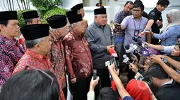 Din Syamsuddin didampingi jajaran pimpinan MUI usai bertemu Presiden Joko Widodo di Istana Negara, Jakarta, Selasa (3/2/2015). (Liputan6.com/Faizal Fanani)