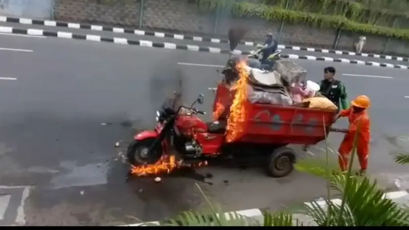 Motor pengangkut sampah terbakar