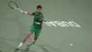 Sebulan setelah ia dideportasi dari Australia menjelang Australia Terbuka, Djokovic kembali ke lapangan tenis dengan sorak-sorai keras di Dubai untuk turnamen yang telah dia menangi lima kali sebelumnya. (AP/Kamran Jebreili)