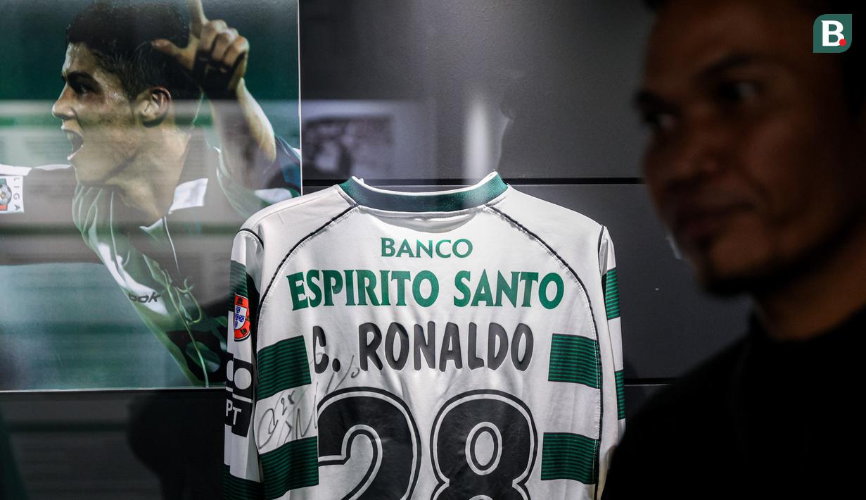 Barang paling menarik adalah jersey bernomor punggung 28 milik Cristiano Ronaldo. Nomor punggung sebelum dirinya dikenal sebagai CR7. (Bola.com/Bagaskara Lazuardi)