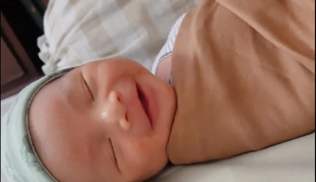 "Akhirnya aku sama Rey sepakat buat pilih SC untuk menghindari resiko resiko yang kita takuti… dan pas tau ada tanggal cantik langsung pilih di tanggal 2 maret 2023…," tuturnya. [Instagram/rey_mbayang]