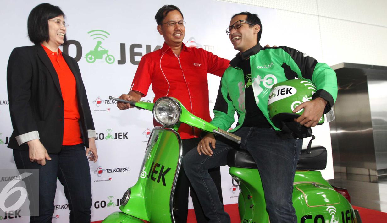 CEO GO-JEK Nadiem Makarim (jaket hijau) berbincang dengan Direktur Sales Telkomsel Mas'ud Khamid dan Direktur Tiphone Mobile Indonesia Tan Lie Pin usai melakukan kerjasama bidang telekomunikasi, Jakarta,  Senin (15/02). (Liputan6.com/Angga Yuniar)