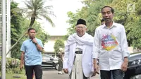 Bakal calon presiden Joko Widodo atau Jokowi (kanan) dan KH Ma'ruf Amin (tengah) saat tiba di RSPAD Gatot Subroto, Jakarta, Minggu (12/8). Jokowi mengenakan kemeja unik bertuliskan 'Bersih, Merakyat, Kerja Nyata'. (Merdeka.com/Iqbal Nugroho)