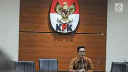 Jubir KPK Febri Diansyah saat konfrensi pers di Gedung KPK, Jakarta, Rabu (7/2). Dugaan TPPU Komisi V DPR RI Yudi Widiana Adia terkait proyek pembangunan ruas jalan pada Kementerian PUPR di daerah Maluku dan Maluku Utara. (Liputan6.com/Herman Zakharia)