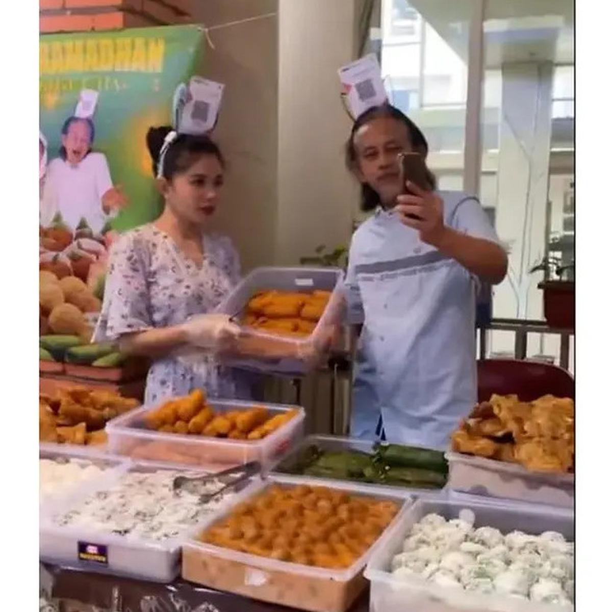 6 Potret Epy Kusnandar dan Istri Jual Takjil di Bazar Ramadhan, Raup Jutaan Rupiah