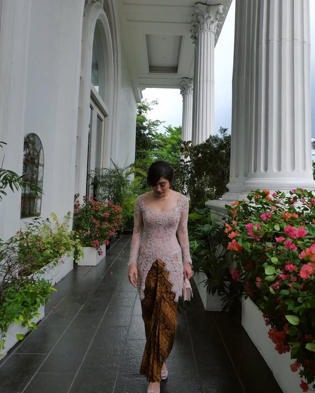 Gaya feminin Febby Rastanty mengenakan kebaya dusty pink, intip detailnya yang menawan