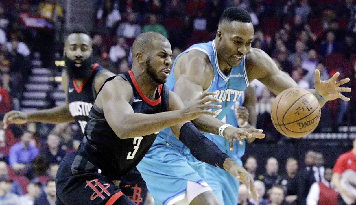 Pebasket Houston Rockets, Chris Paul, berebut bola dengan pebasket Charlotte Hornets, Dwight Howard, pada laga NBA di Stadion Toyota Center, Kamis (14/12/2017). Houston Rockets menang 108-96 atas Charlotte Hornets. (AP/Michael Wyke)