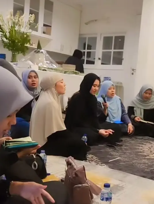 Di kesempatan itu, putri Reza Artamevia itu terlihat anggun mengenakan gamis hitam dan kerudung warna senada. [@aaliyah.massaid]