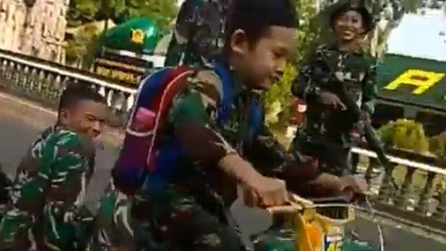 bocah di markas TNI (foto: instagram/@zona_militer_)