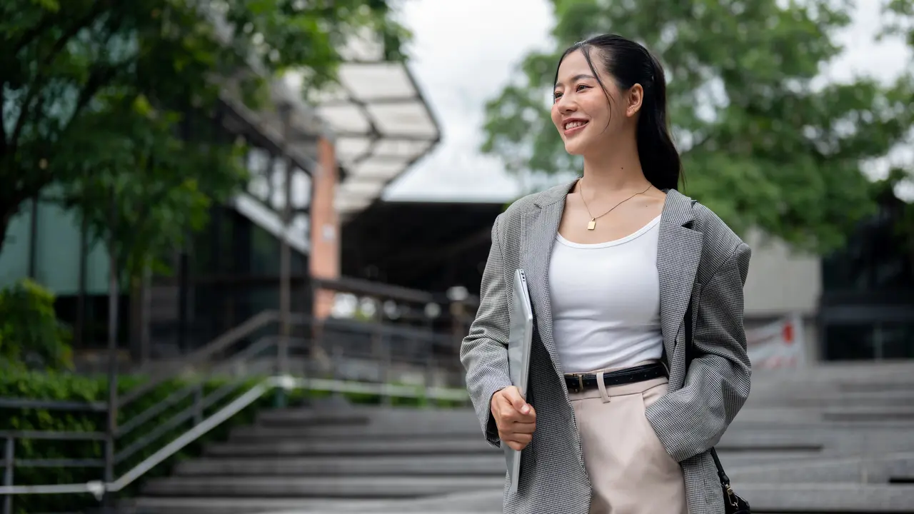 wanita juni tak suka pamer