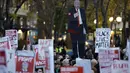 Pengunjuk rasa membawa gambar Donald Trump saat menggelar aksi protes di Seattle, Washington, Rabu (9/11). Ribuan warga Amerika Serikat  turun ke jalan untuk memprotes kemenangan Donald Trump dalam pemilihan Presiden AS. (REUTERS/Jason Redmond)