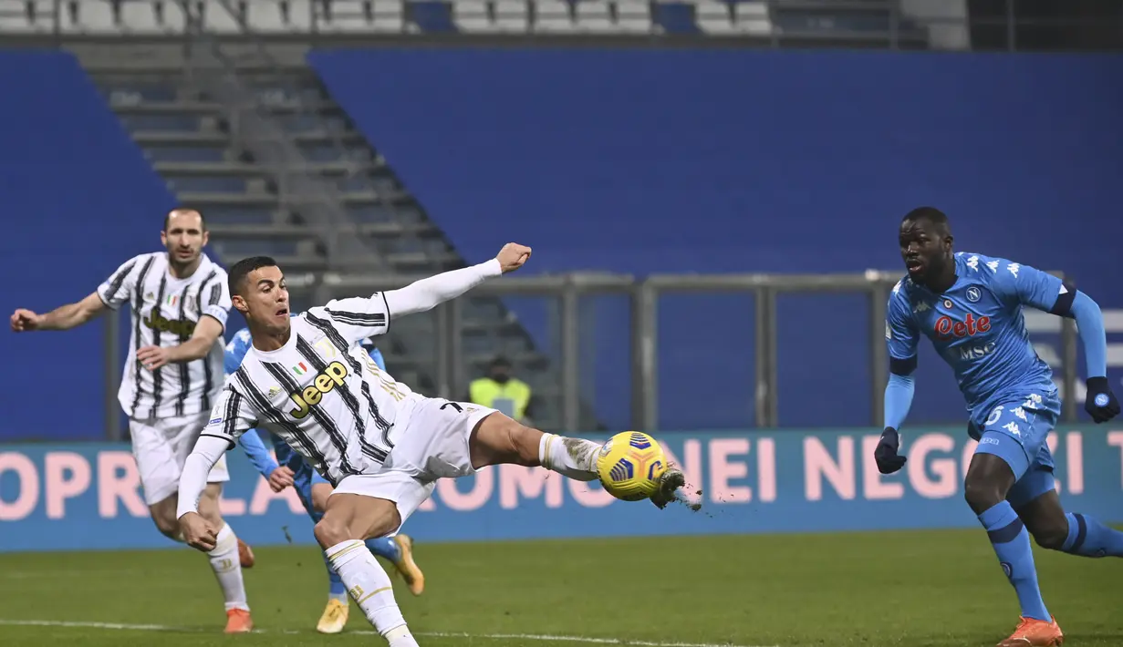 Penyerang Juventus, Cristiano Ronaldo saat mencetak gol pembuka timnya ke gawang Napoli pada laga Piala Super Italia di Stadion Mapei, Sassuolo, Kamis (21/1/2021). (Massimo Paolone/LaPresse via AP)