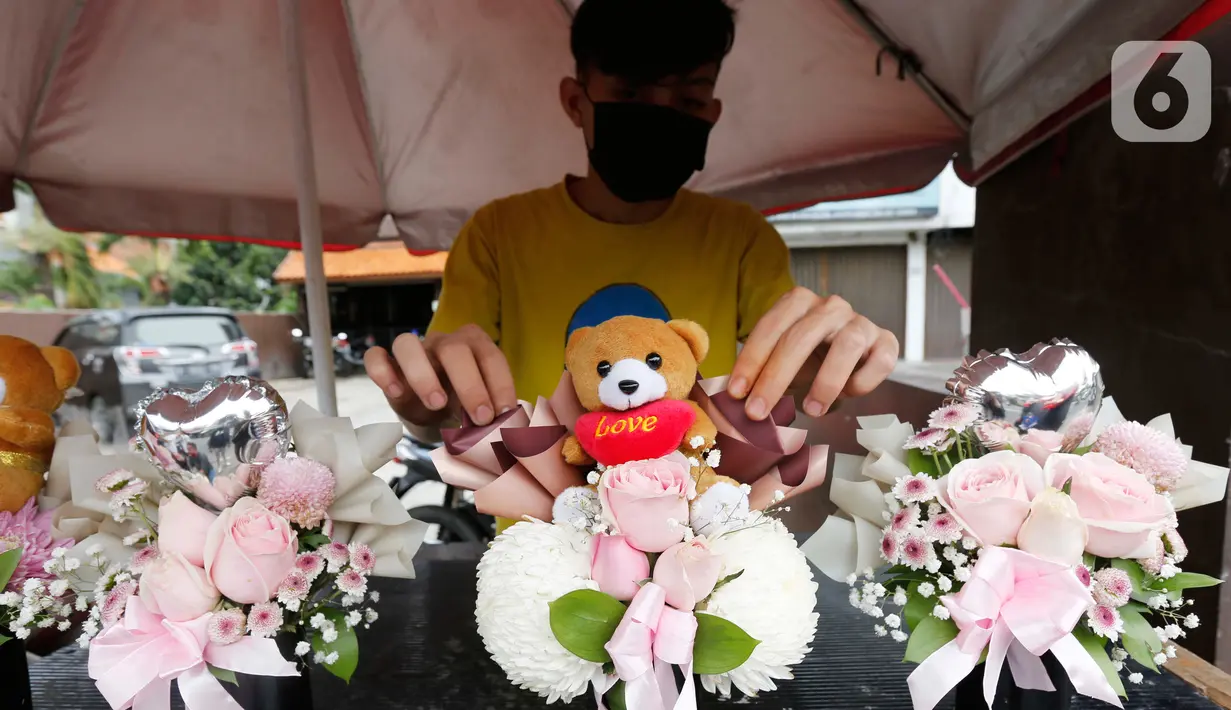 Pedagang merapikan suvenir unik di Rawa Belong, Jakarta, Minggu (14/2/202). Banyak masyarakat berburu suvenir berupa boneka,bunga, dan coklat untuk merayakan Hari Kasih Sayang. (Liputan6.com/Angga Yuniar)