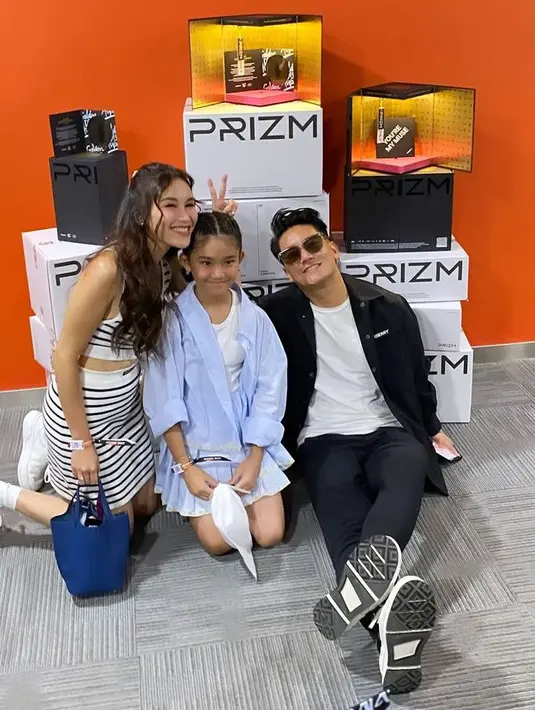 Penyanyi dangdut ini pun memadukan setelan tersebut dengan sneakers putih dan kaos kaki panjang putih. Sambil membawa mini bag biru. [@boywilliam17]