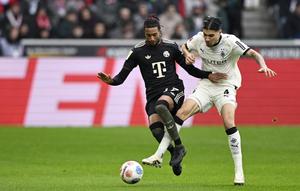 Bek Borussia Monchengladbach, Kevin Diks mencoba merebut bola dari penguasaan winger Bayern Munchen, Michael Olise dalam laga Bundesliga 2025/2026 di Borussia Park, Sabtu (25/10/2025). (AFP/Ina Fassbender)