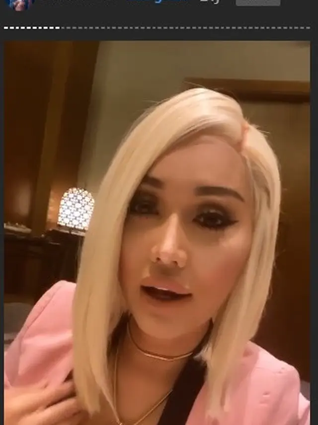 Usai Filer Bibir, Ini 5 Potret Lucinta Luna Pakai Wig Berwarna Cerah