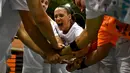 Pemain Spanyol Club Balonmano Albacete, Mireia Rodriguez berselebrasi dengan timnya setelah menang pada pertandingan pertamanya melawan Cabanillas di Albacete pada 6 November 2021. Mireia Rodriguez adalah wanita pertama yang bergabung dengan tim bola tangan pria profesional. (GABRIEL BOUYS / AFP)