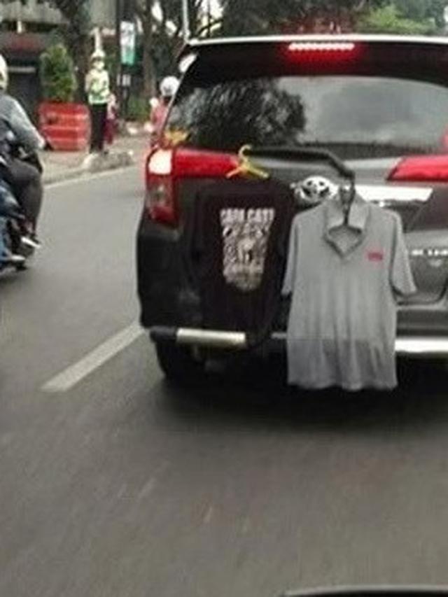 6 Potret Kocak Gantungan di Mobil Ini Nyeleneh Banget